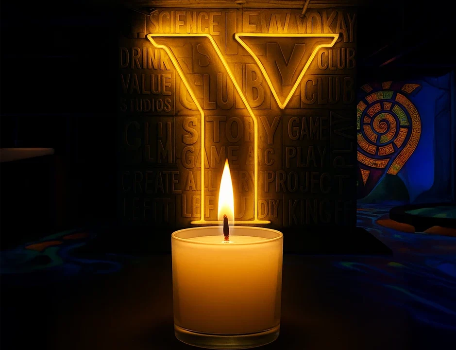 הלוגו של YCLUB זוהר בחושך, ומלפניו נר זיכרון